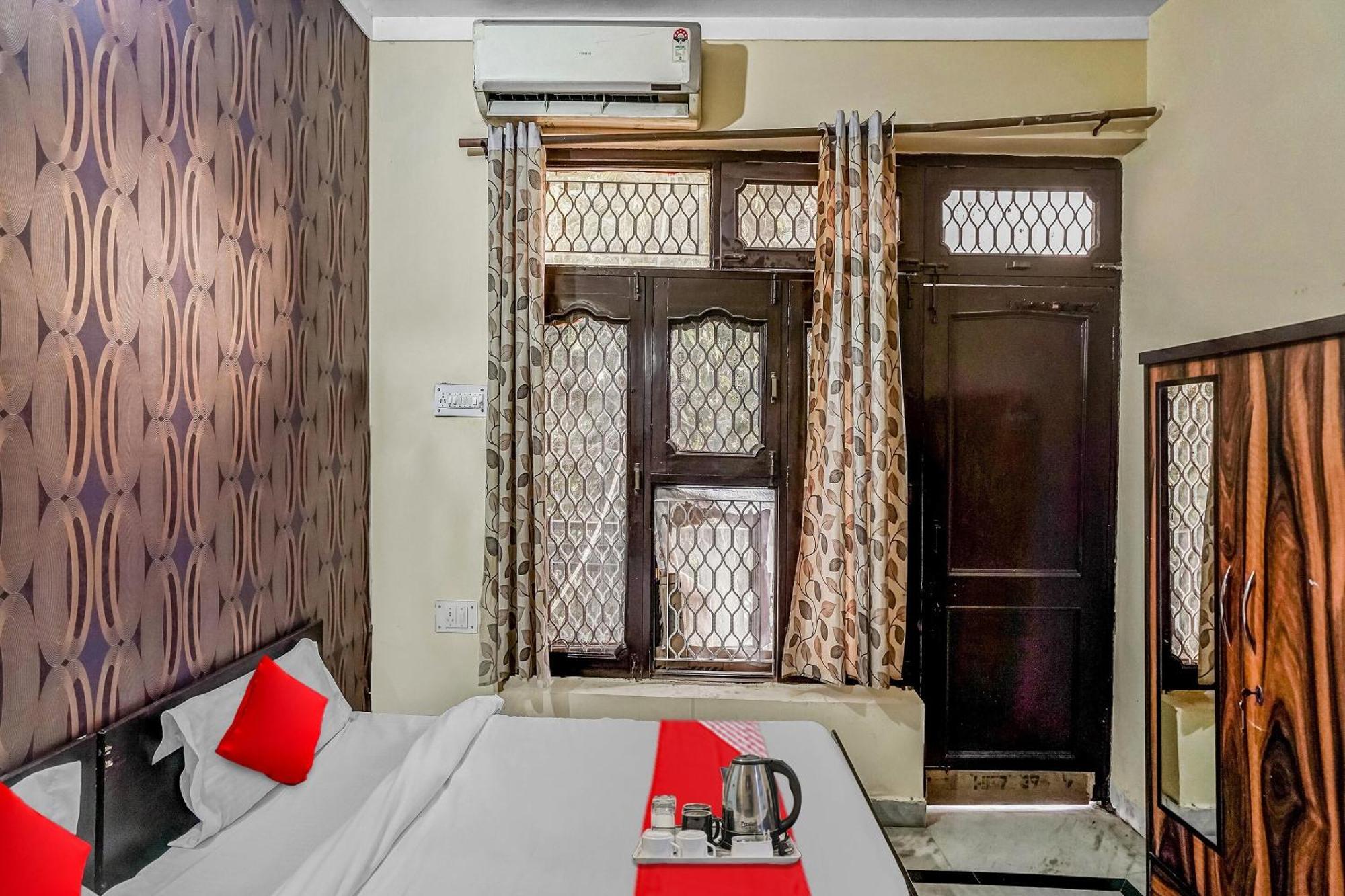 Oyo Flagship 70209 Alpha One Hotel Greater Noida Eksteriør billede